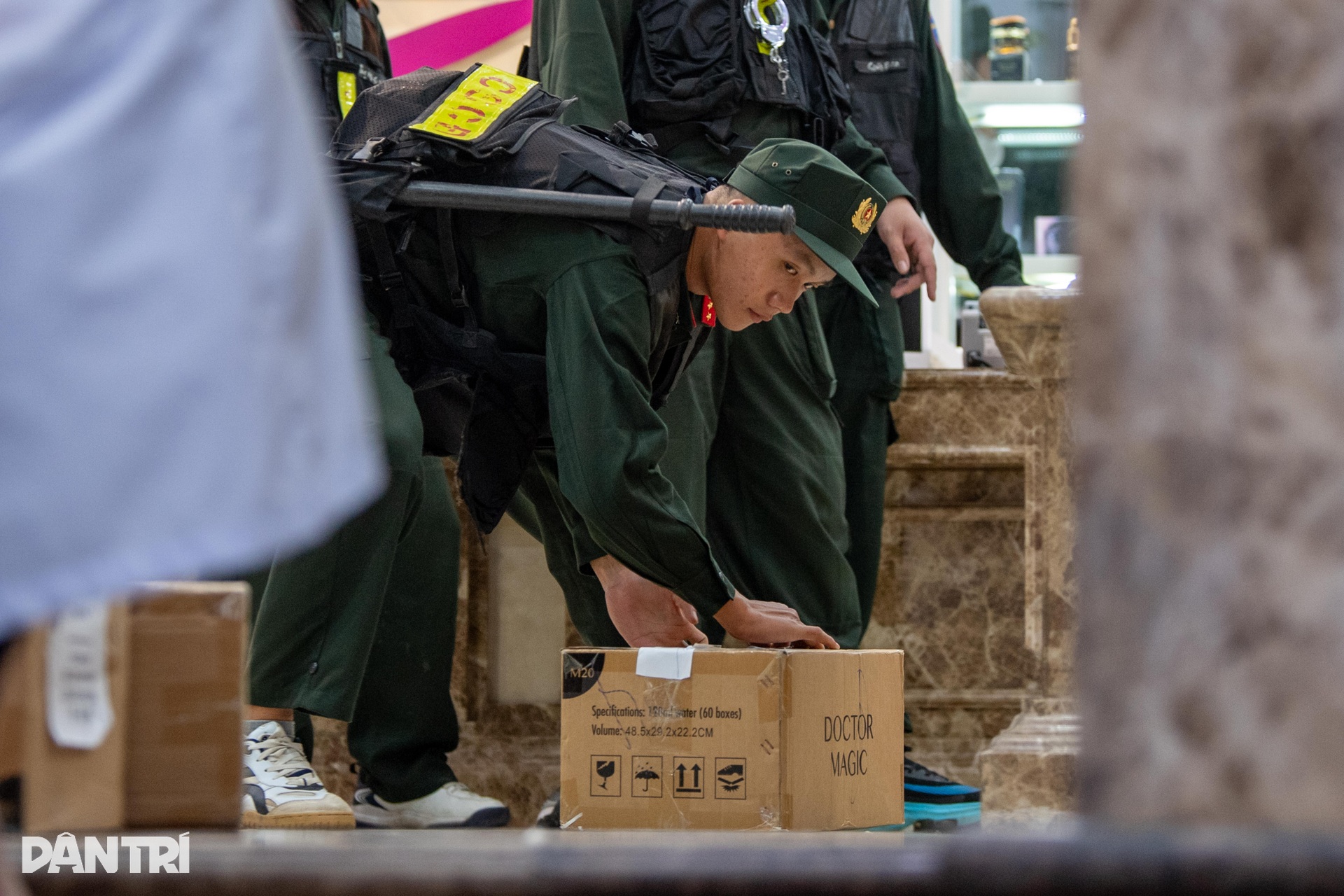 Cảnh sát chuyển hàng trăm thùng đồ rời Mailisa Hà Nội sau 7 tiếng làm việc - 5 Cảnh sát chuyển hàng trăm thùng đồ rời Mailisa Hà Nội sau 7 tiếng làm việc - 5