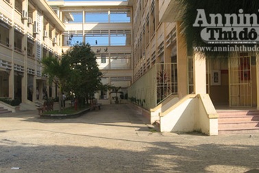 Bé trai 11 tháng tuổi bị taxi tông chết trong sân bệnh viện 