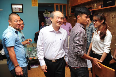 Lãnh đạo thể thao, báo chí "bủa vây" nhà người hùng Hoàng Xuân Vinh