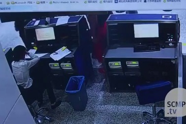 Xông vào tát nhân viên vì lỡ chuyến