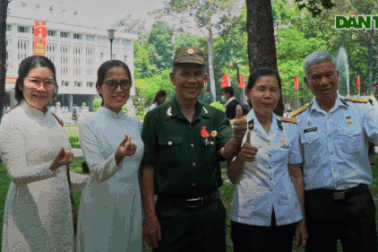 Cựu chiến binh rơi nước mắt tưởng nhớ đồng đội ngày trở lại Sài Gòn