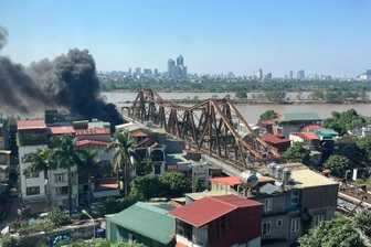 Cháy quán lẩu dưới chân cầu Long Biên