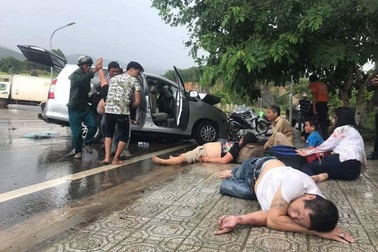 Nhiều hành khách văng ra đường sau cú tông mạnh giữa 2 ô tô