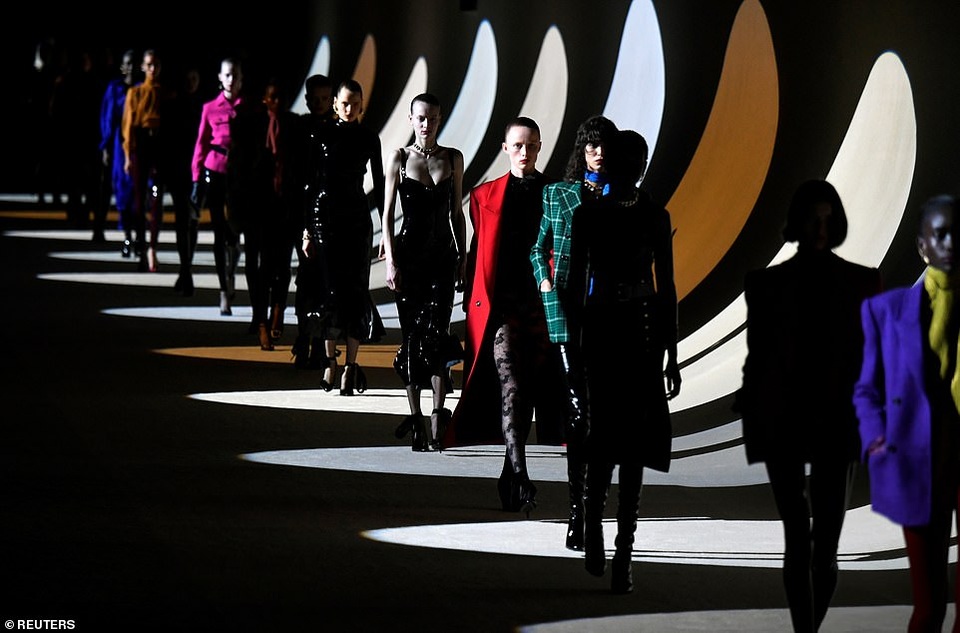 Kaia Gerber khoe ngực căng đầy trên sàn catwalk - 27 Kaia Gerber khoe ngực căng đầy trên sàn catwalk - 27