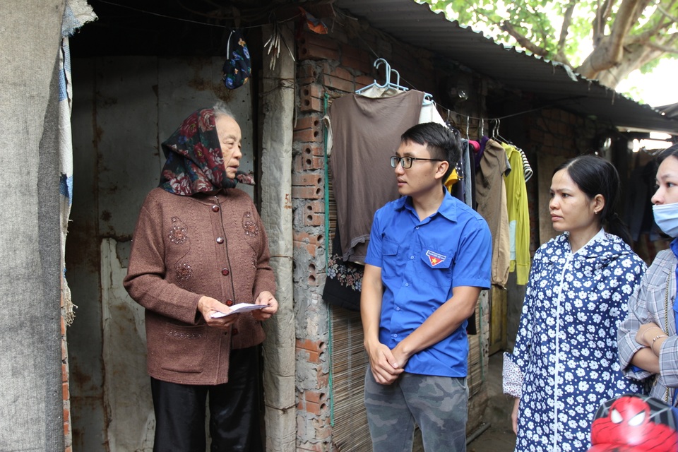Lan tỏa yêu thương tới người dân xóm ngụ cư nơi chân cầu Long Biên - 2