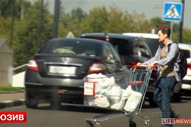 Edward Snowden một mình đi mua sắm ở Nga