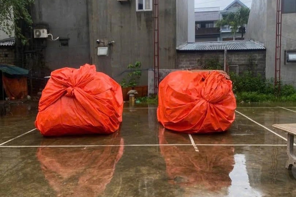 Dùng bạt nhưng không cố định, chủ xe tá hỏa tìm ô tô trôi theo dòng nước lũ - 1