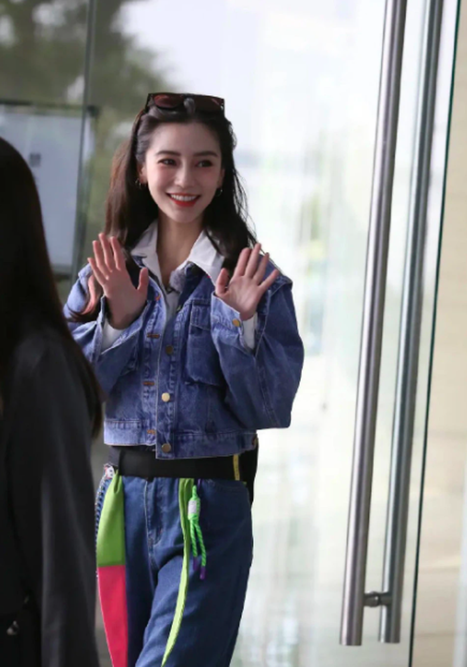 Cận cảnh vẻ đẹp lai quyến rũ của Angelababy trong hậu trường - 8 Cận cảnh vẻ đẹp lai quyến rũ của Angelababy trong hậu trường - 8