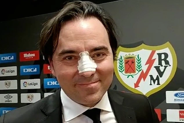 Đàm phán bất thành, người đại diện húc gãy mũi Chủ tịch đội bóng