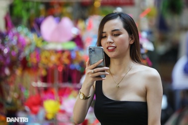 Người dân thủ đô "quên" đeo khẩu trang vui tết Trung thu