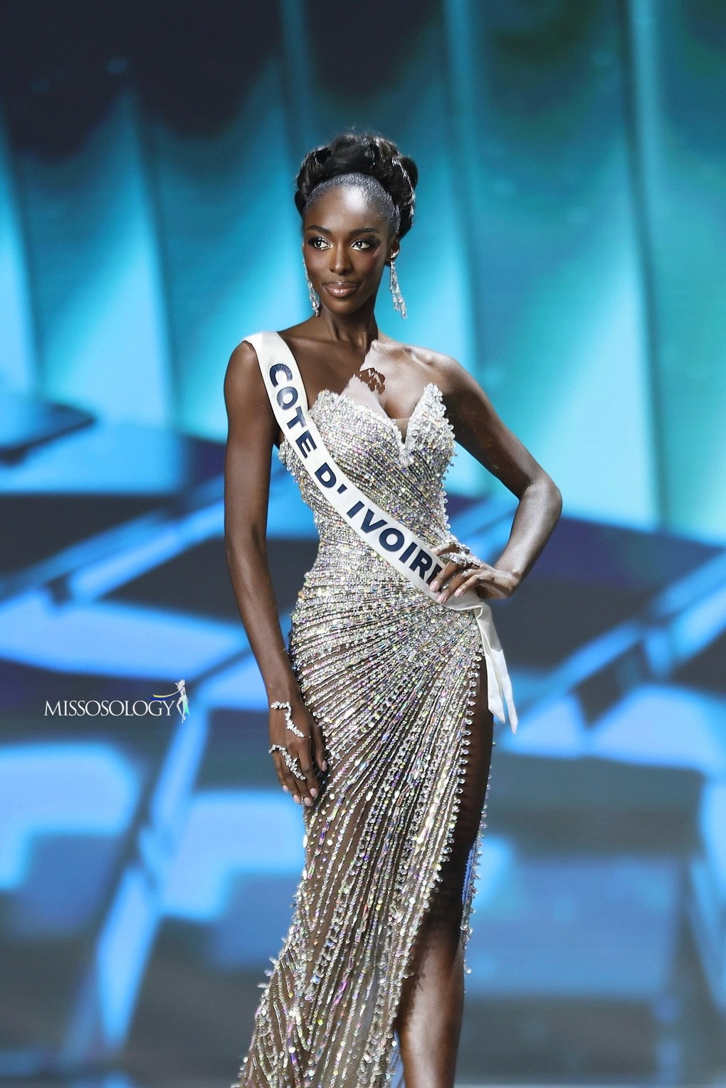 Á hậu của Hoa hậu Hoàn vũ 2025 tuyên bố từ bỏ danh hiệu giữa bão tố dư luận - 1