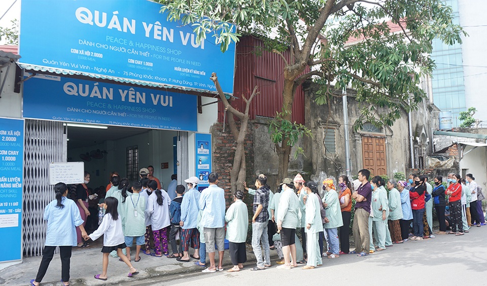 Suất cơm 2 nghìn ấm lòng người nghèo khó - 1 Suất cơm 2 nghìn ấm lòng người nghèo khó - 1