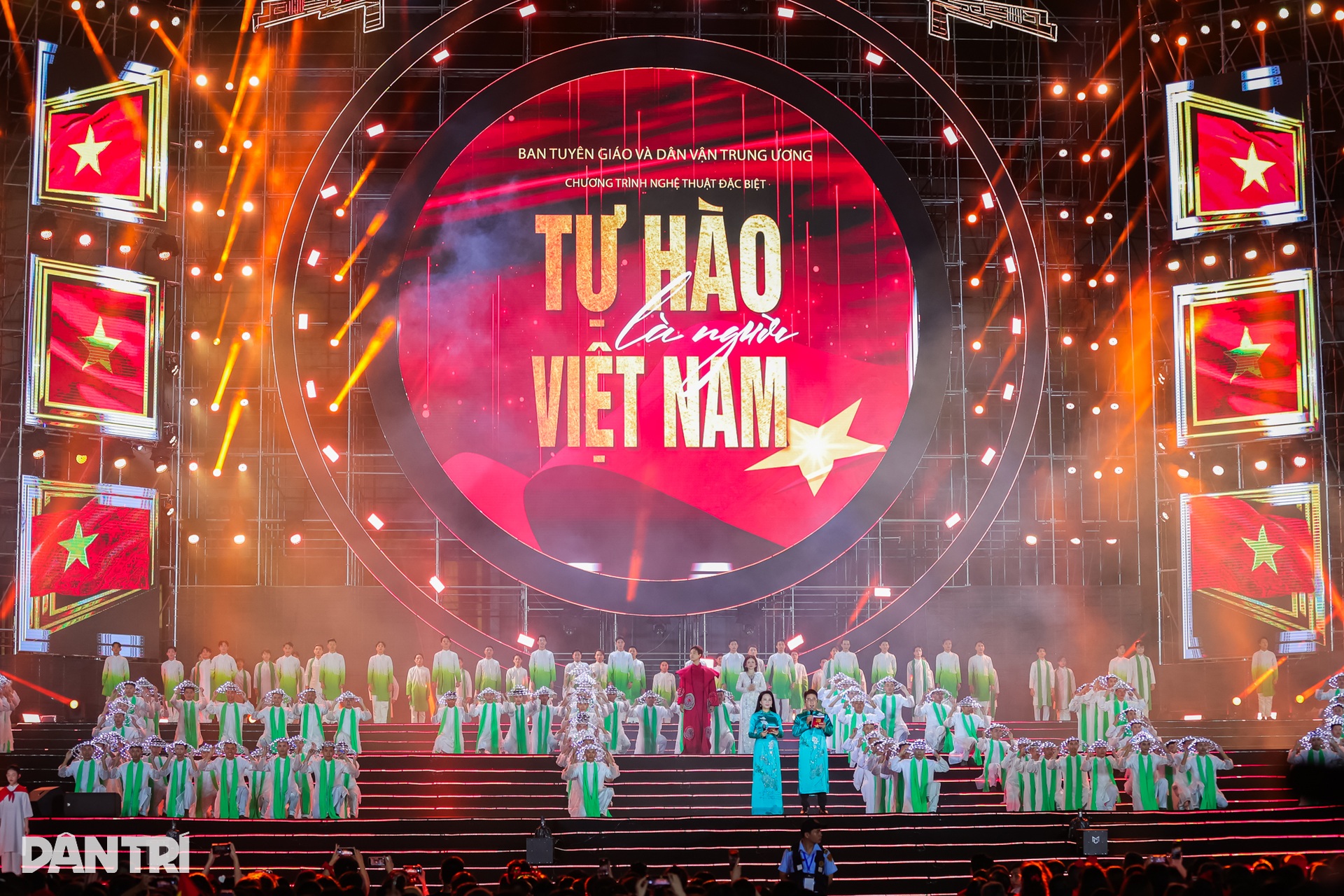 Tùng Dương cùng 30.000 người hát Quốc ca trong Tự hào là người Việt Nam - 1 Tùng Dương cùng 30.000 người hát Quốc ca trong Tự hào là người Việt Nam - 1