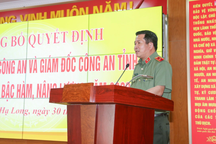 Thiếu tướng Đinh Văn Nơi trao quyết định thăng cấp bậc hàm cho cán bộ