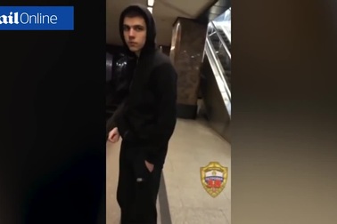 Liều mạng câu like, thanh niên nhảy vào đường ray khi tàu đang lao đến