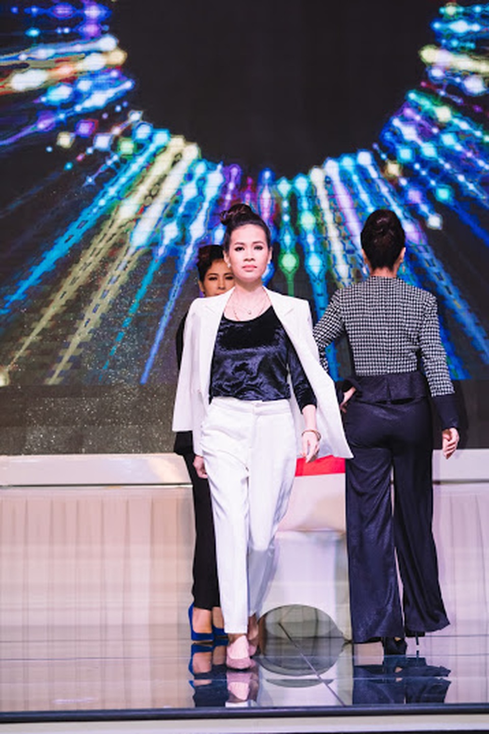 Diễn viên Trúc Thy tự tin trên sàn catwalk - 5 Diễn viên Trúc Thy tự tin trên sàn catwalk - 5