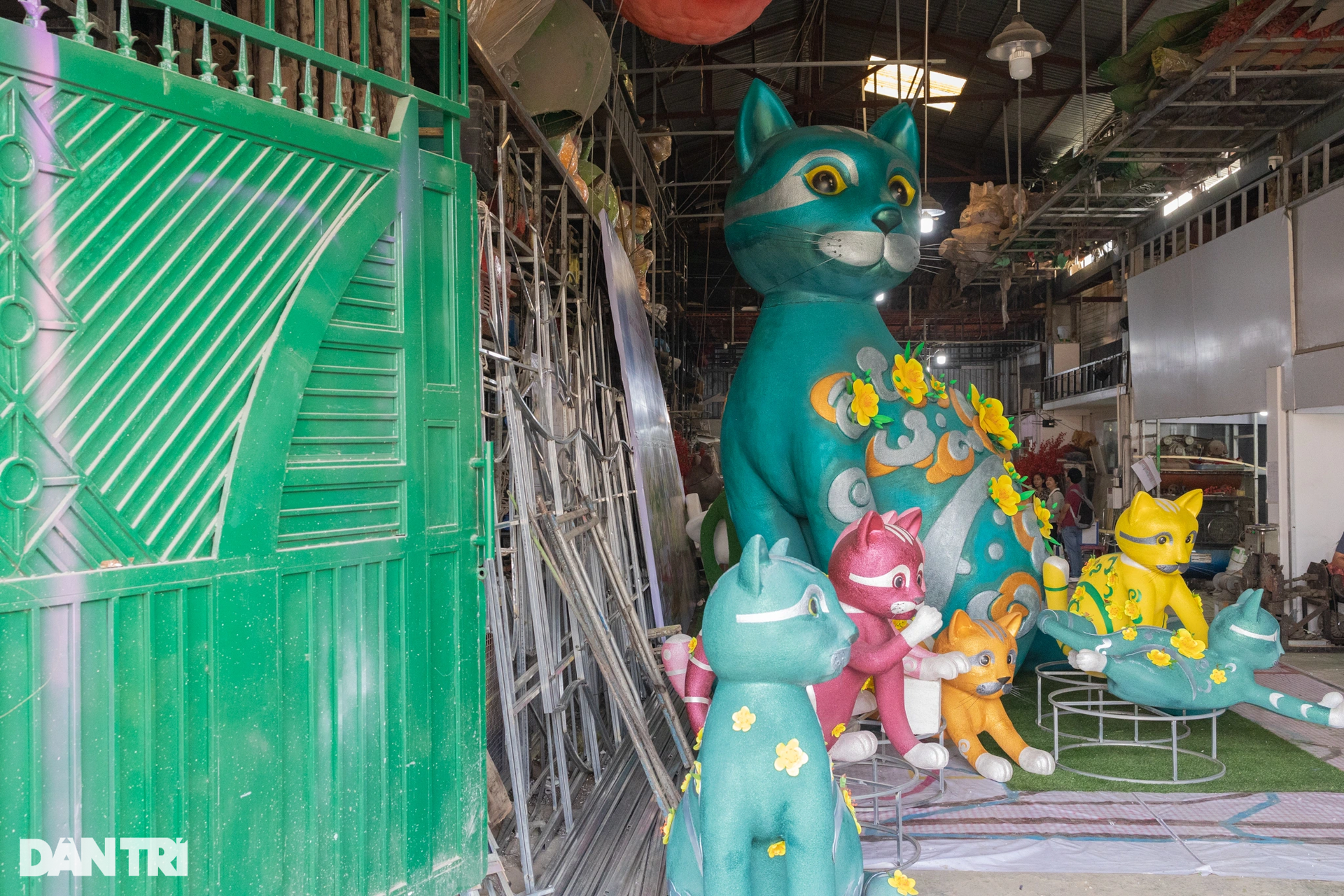 Cận cảnh linh vật mèo cao gần 5m chuẩn bị xuất hiện ở Đường hoa Nguyễn Huệ - 1 Cận cảnh linh vật mèo cao gần 5m chuẩn bị xuất hiện ở Đường hoa Nguyễn Huệ - 1