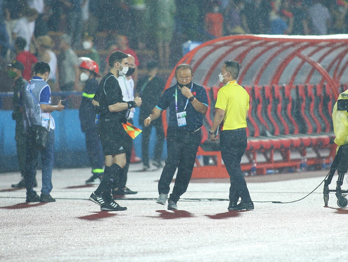 HLV Park Hang Seo và Shin Tae Yong không bắt tay nhau sau trận đấu - 2 HLV Park Hang Seo và Shin Tae Yong không bắt tay nhau sau trận đấu - 2