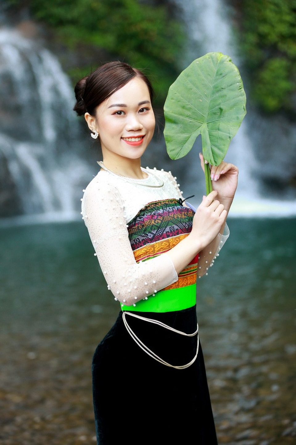 Người đẹp xứ Mường khoe sắc bên thác Cửu Tú Sơn - 8