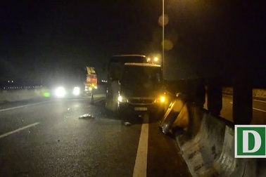 Xe đưa đón công nhân húc đuôi ô tô 16 chỗ, 7 người cấp cứu