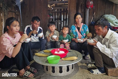 Người phụ nữ nghèo oằn vai gánh 6 phận đời trong căn nhà dột nát