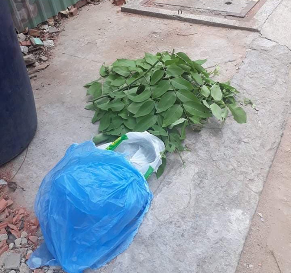 Bé trai mới sinh còn nguyên dây rốn bị bỏ trong thùng rác - 2 Bé trai mới sinh còn nguyên dây rốn bị bỏ trong thùng rác - 2