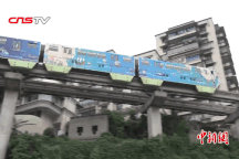 Trung Quốc: Tàu điện chạy xuyên tòa chung cư, khách vây kín quay video