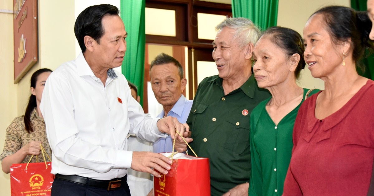 Bộ trưởng Đào Ngọc Dung tặng quà người có công ở Thanh Hóa