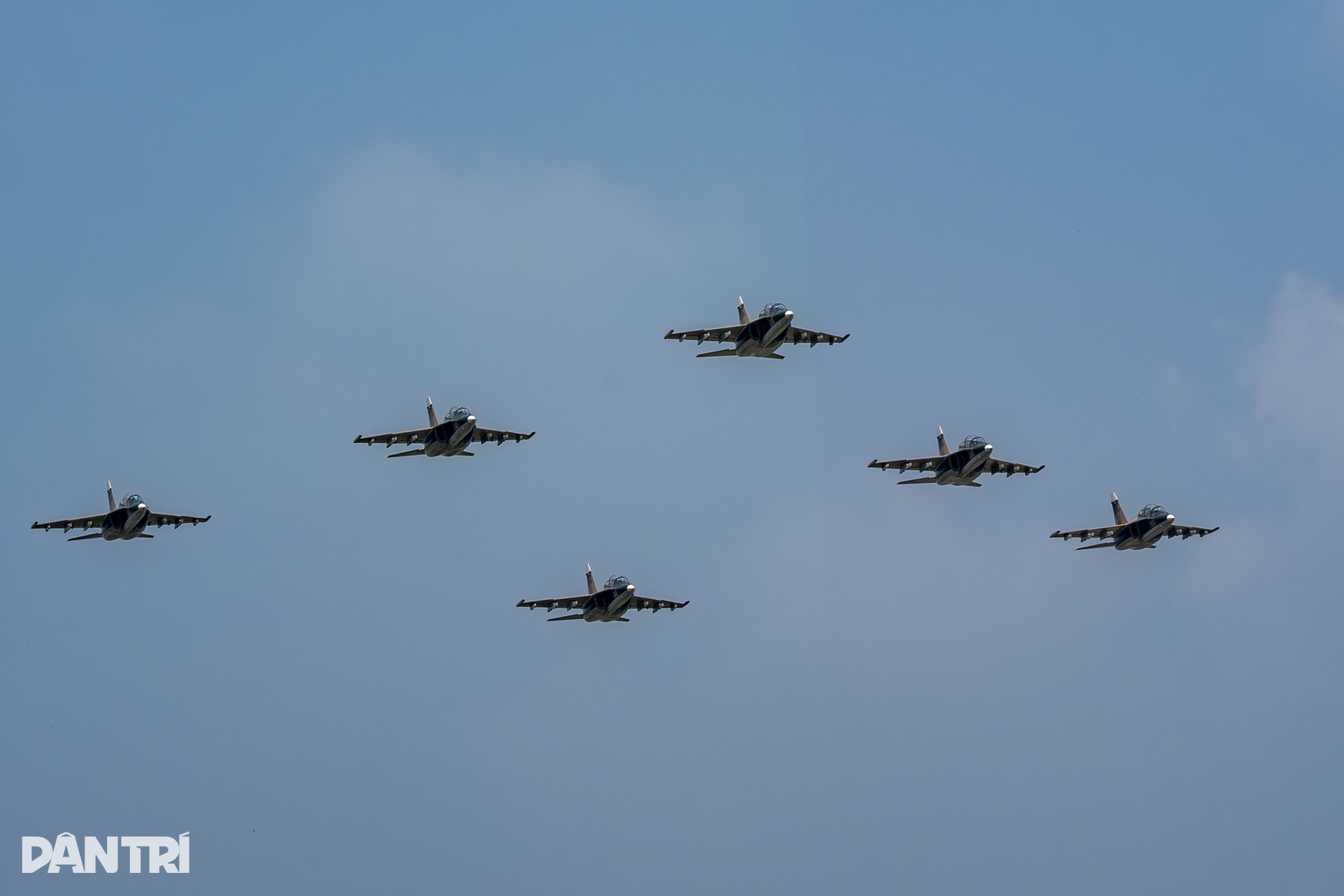 Máy bay Yak-130 xuất kích, lần đầu bay đội hình 6 chiếc hình tam giác ở Kép - 7 Máy bay Yak-130 xuất kích, lần đầu bay đội hình 6 chiếc hình tam giác ở Kép - 7