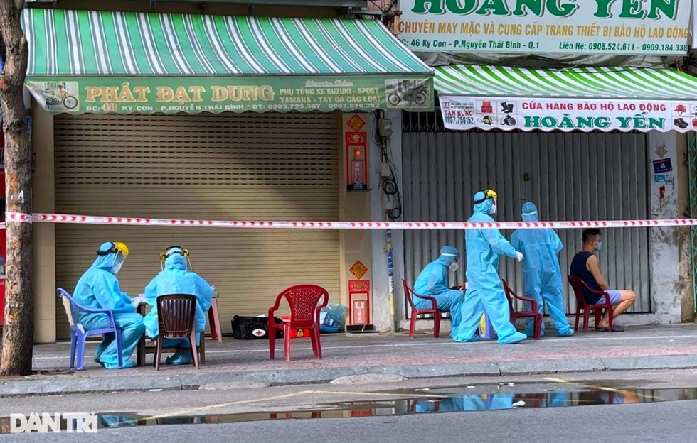 Lương 4,9 triệu đồng, y sĩ đi từ Tiền Giang lên TPHCM chống dịch mỗi ngày - 4 Lương 4,9 triệu đồng, y sĩ đi từ Tiền Giang lên TPHCM chống dịch mỗi ngày - 4