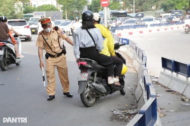 Loạt tài xế xe ôm công nghệ đi ngược chiều, che dán biển số bị xử lý
