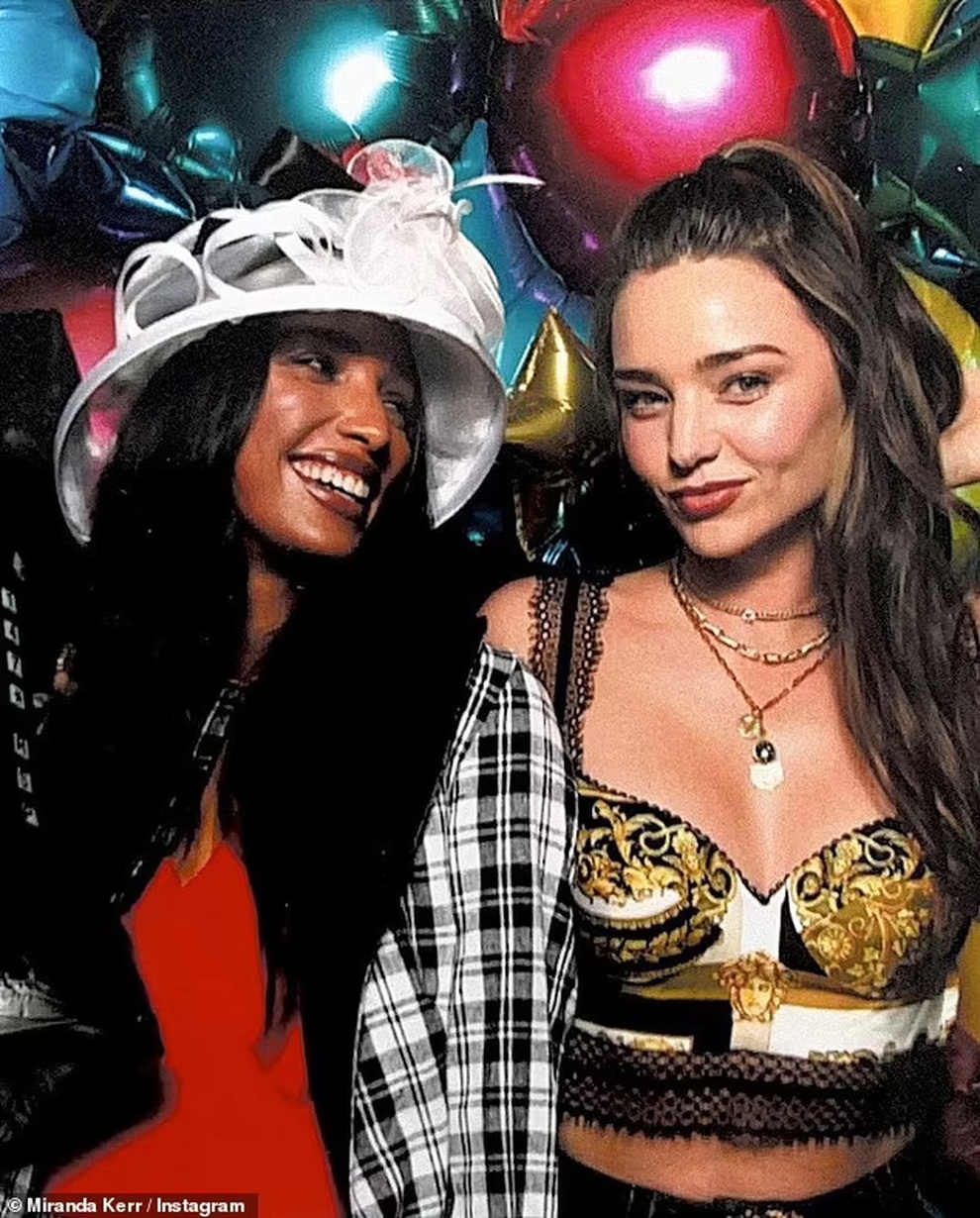 Hình ảnh gợi cảm hiếm thấy của siêu mẫu cưới tỷ phú kém 7 tuổi - 2 Hình ảnh gợi cảm hiếm thấy của siêu mẫu cưới tỷ phú kém 7 tuổi - 2