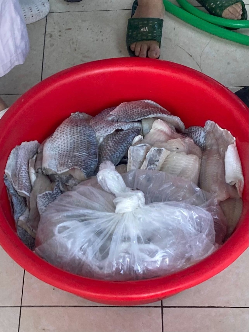 Cá ươn, thịt bốc mùi trong trường học: Đừng để trẻ em phải nếm hậu quả - 2