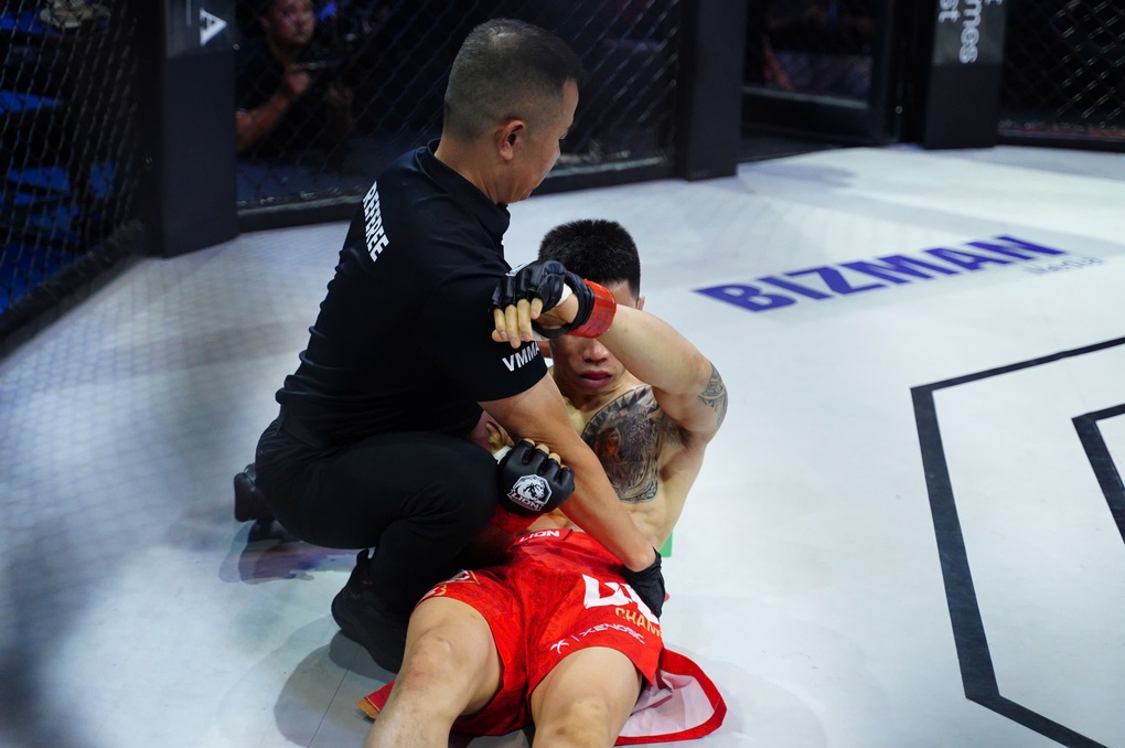 Le Van Tuan won the championship belt after an impressive victory over Pham Van Nam - 2 Lê Văn Tuần giành đai vô địch sau chiến thắng ấn tượng trước Phạm Văn Nam - 2