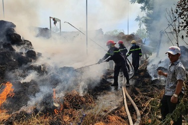 Kho chứa rơm trồng nấm bị bà hỏa thiêu rụi