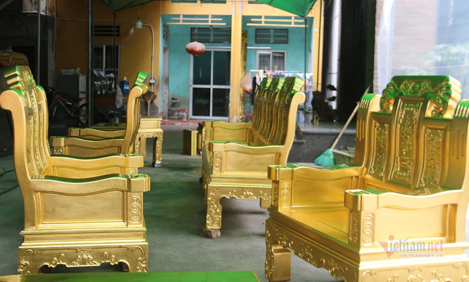 Chiêm ngưỡng bộ bàn ghế tiền tỷ đại gia dát vàng chơi Tết - 2 Chiêm ngưỡng bộ bàn ghế tiền tỷ đại gia dát vàng chơi Tết - 2