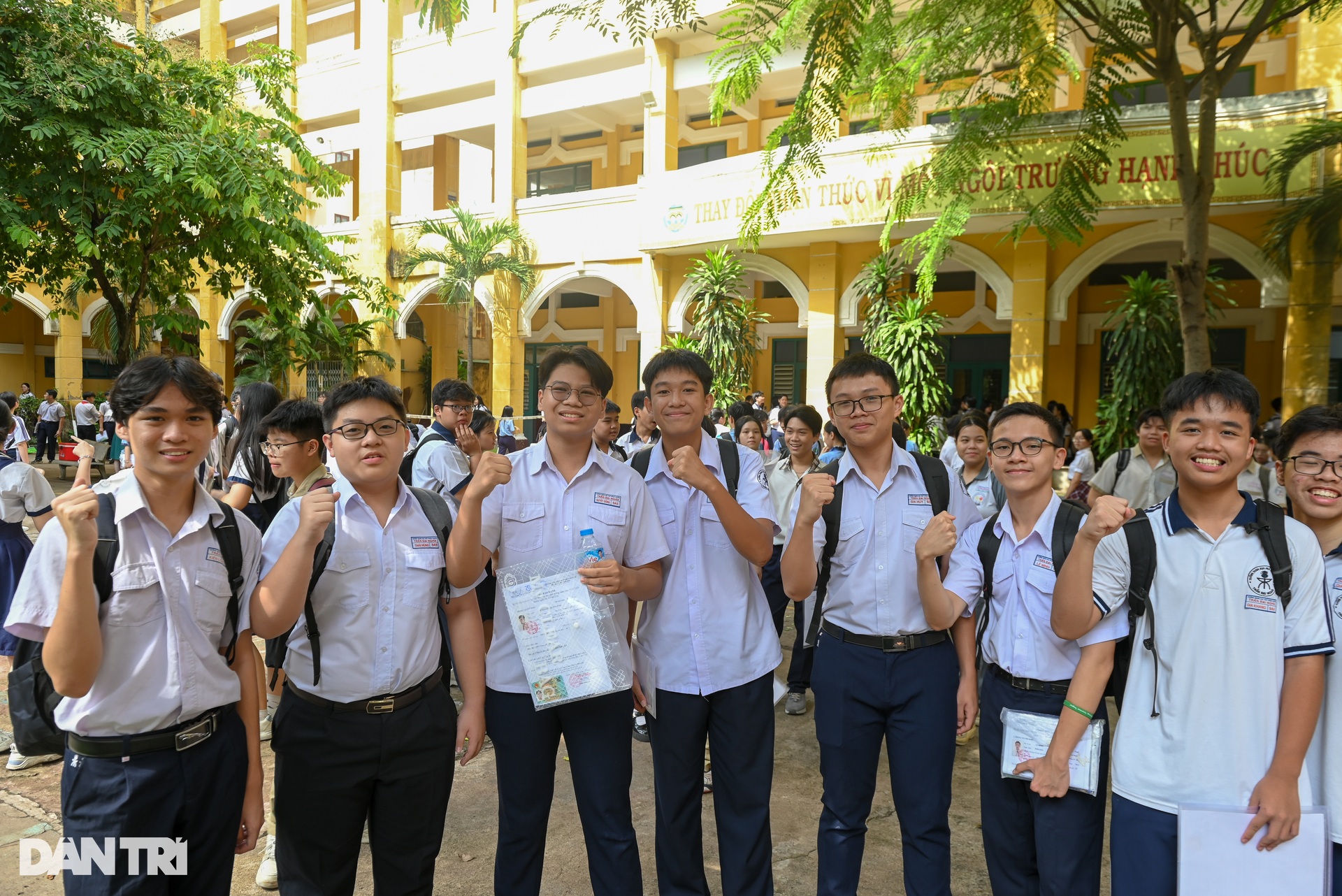 បេក្ខជន ហត្ថាកសិករ លីមីតធីត មានទំនុកចិត្ត និងត្រៀមខ្លួនរួចជាស្រេចសម្រាប់ការប្រឡងចូលថ្នាក់ទី១០ - ៥ Thí sinh TPHCM tự tin, sẵn sàng cho kỳ thi vào lớp 10 - 5