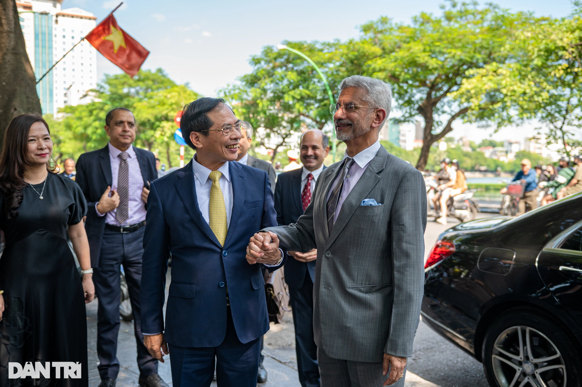 Bộ trưởng Bùi Thanh Sơn cùng Bộ trưởng Ngoại giao Ấn Độ thăm chùa Trấn Quốc - 11 Bộ trưởng Bùi Thanh Sơn cùng Bộ trưởng Ngoại giao Ấn Độ thăm chùa Trấn Quốc - 11