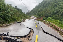 Hạ tải khối đất bị sạt trượt để thông xe Quốc lộ 12A