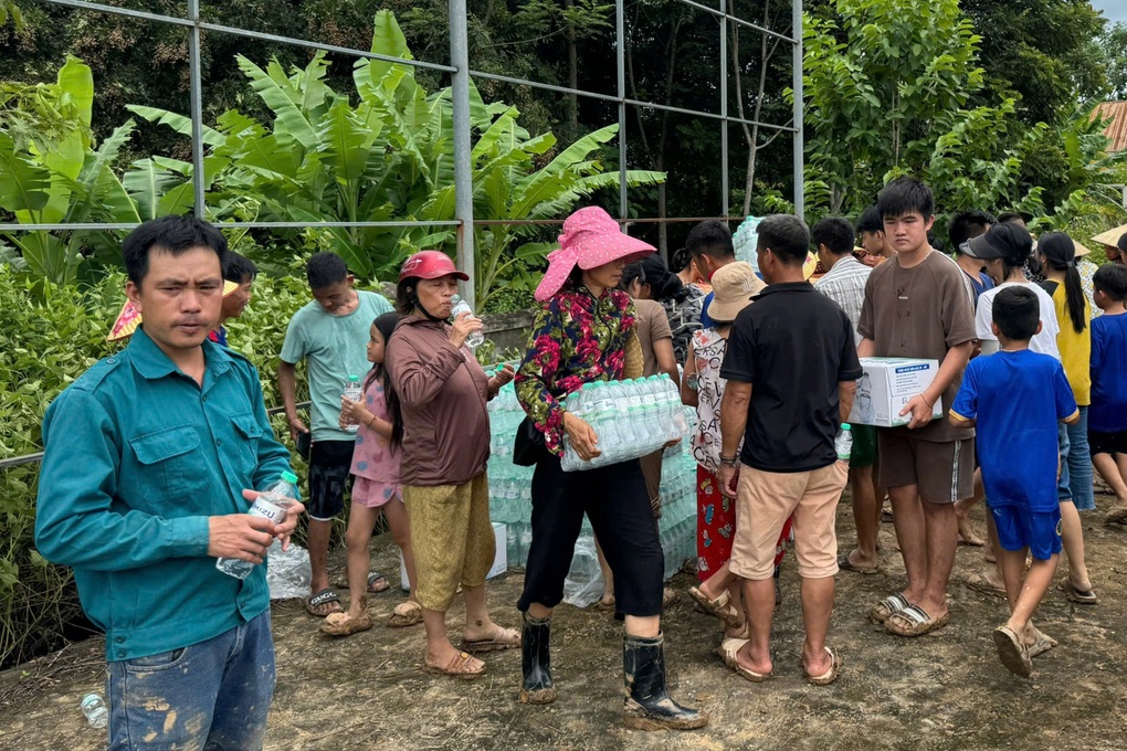 4 tấn hàng cứu trợ đã được 2 chuyến trực thăng chuyển bà con vùng lũ - 2 4 tấn hàng cứu trợ đã được 2 chuyến trực thăng chuyển bà con vùng lũ - 2