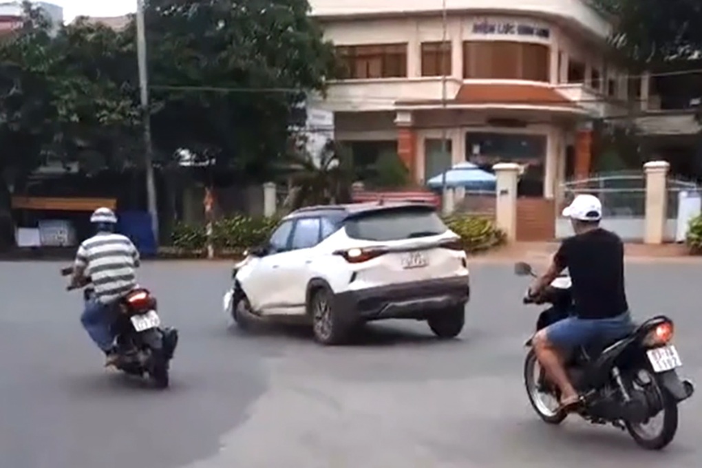 Sau va chạm giao thông, nữ tài xế lái ô tô rụng bánh chạy gần 10km - 2 Sau va chạm giao thông, nữ tài xế lái ô tô rụng bánh chạy gần 10km - 2