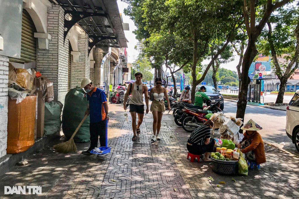 Người dân lo ngại khi lắp mái che trên vỉa hè đường trung tâm TPHCM - 2 Người dân lo ngại khi lắp mái che trên vỉa hè đường trung tâm TPHCM - 2