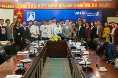 Amsterdam chính thức ra quân bước lên sàn đấu trực tiếp của FIRST Robotics Competition