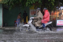 Dải hội tụ nhiệt đới nối với bão Kalmaegi gây mưa lớn ở TPHCM