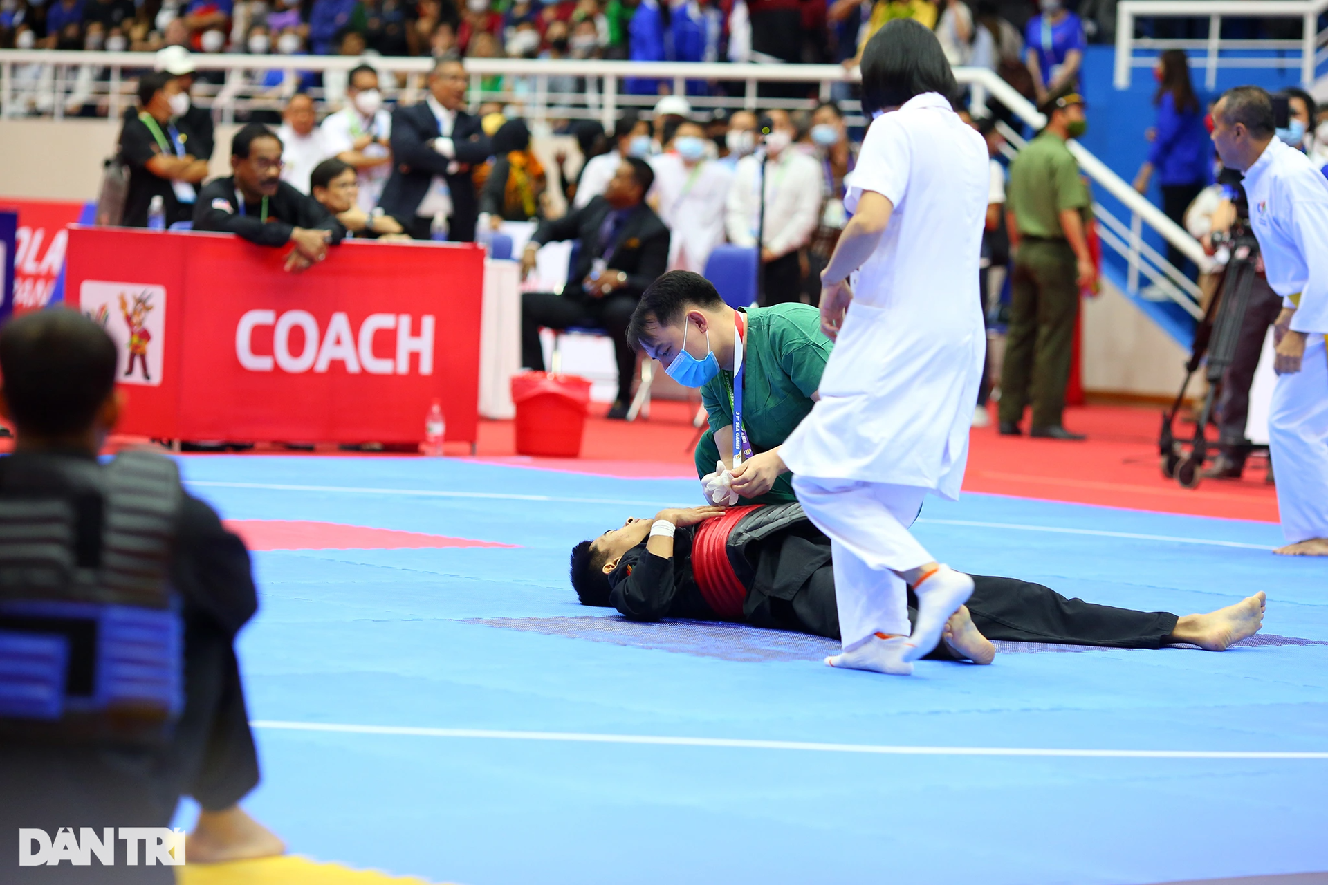 Nhiều VĐV chấn thương, nằm cáng rời sân trong ngày cuối thi Pencak Silat - 9 Nhiều VĐV chấn thương, nằm cáng rời sân trong ngày cuối thi Pencak Silat - 9