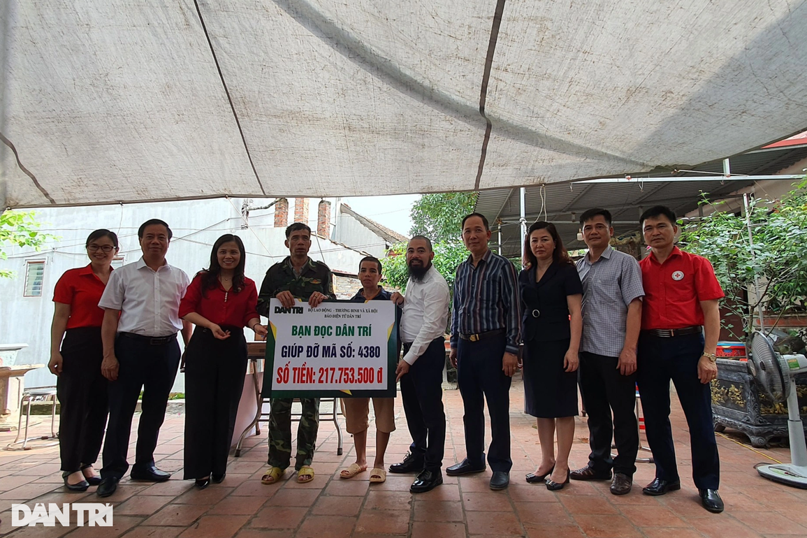 Bạn đọc Dân trí giúp đỡ anh khuyết tật chăm em tâm thần hơn 217 triệu đồng - 1