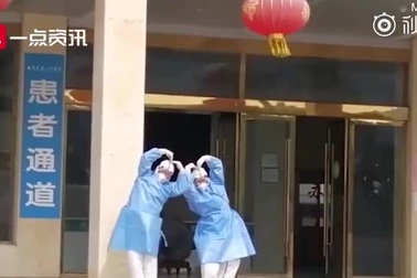 Bác sĩ múa “Hồ thiên nga” tiễn bệnh nhân khỏi Covid-19