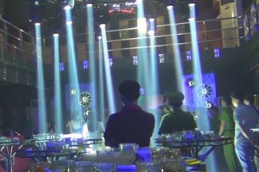 Gần 100 cảnh sát “đột kích” quán bar “chui” ở khu Nam Sài Gòn