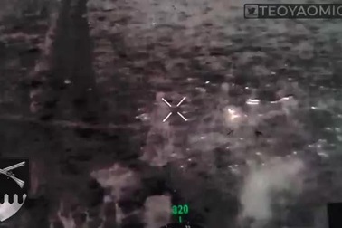 Khoảnh khắc Ukraine trút "mưa" đạn chùm xuống dàn thiết giáp Nga