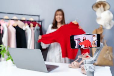 Chiếc điện thoại, gian hàng online với chuyện tự chủ tài chính của phụ nữ